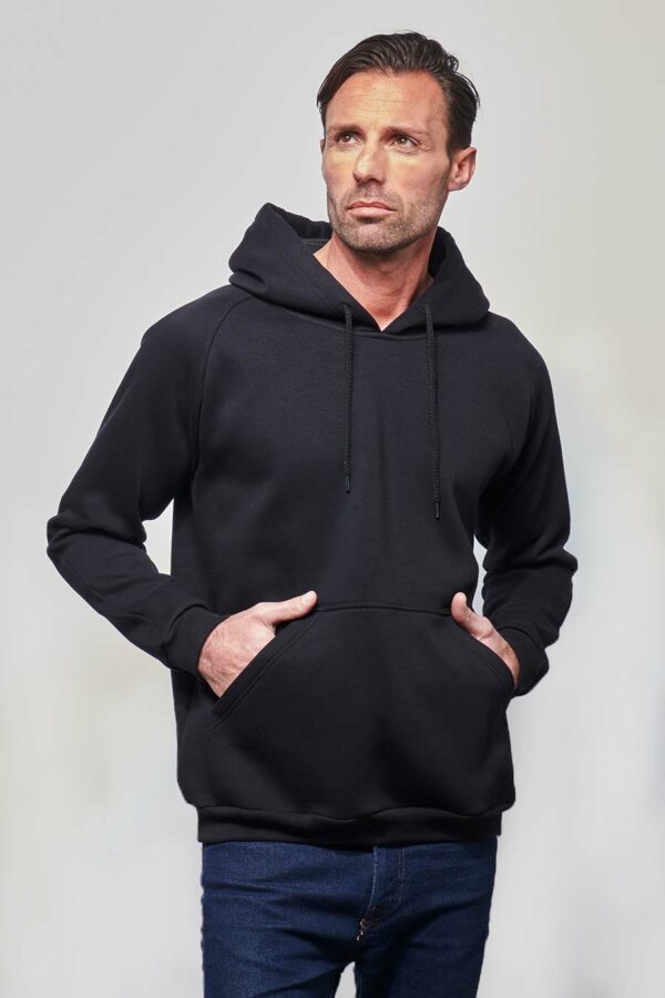 Le hoodie avec poche et manches raglan noir