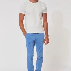 Le pantalon chino ajusté léger aqua